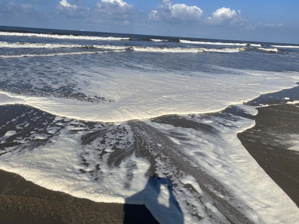 ارتفاع الامواج وسط ظهور زبد البحر 