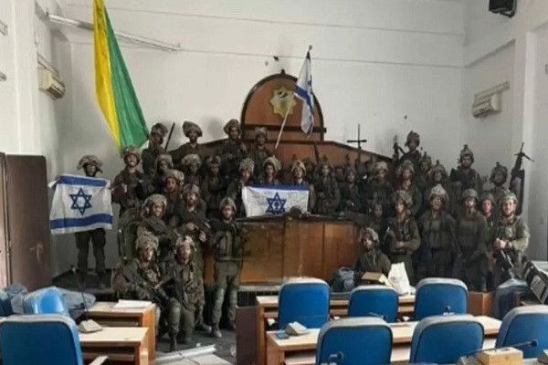 الجيش الاسرائيلي داخل مجلس النواب الفلسطيني
