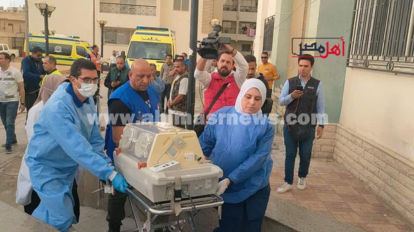 المسعف جمال رزق يشارك في نقل أطفال غزة المصابين إلى المستشفيات المصرية 