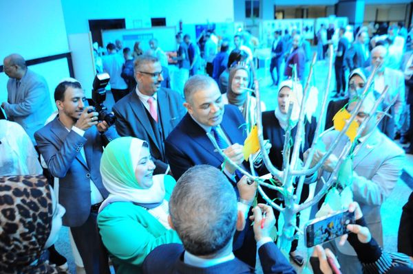 رئيس جامعة كفر الشيخ يفتتح معرض الأسبوع البيئي بالجامعة 