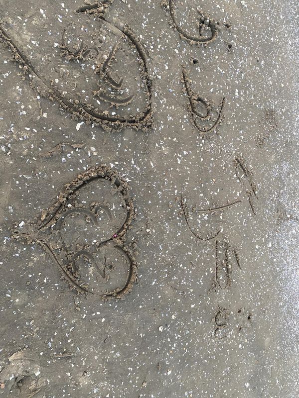 رسم قلوب  و ذكريات على شاطىء بورسعيد 