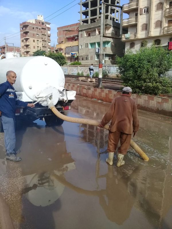 رفع مياه الأمطار من شوارع المحافظة 