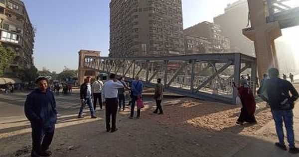 سقوط جزئي لـ كوبرى مشاة في شارع أحمد عرابي بالمهندسين