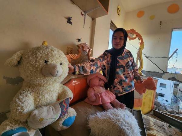طفلة فلسطينية تحتضن ألعابها بعد قصف منزلها