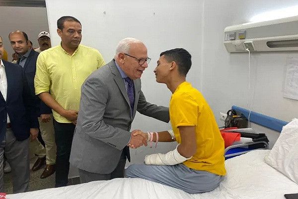 محافظ بورسعيد يزور مصابي غزة الذين يتلقون العلاج بمستشفى الرمد ببورسعيد