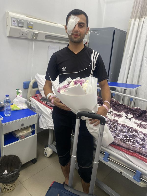 محافظ بورسعيد يقدم الورود لمصابي غـزة أثناء تلقيهم العلاج داخل مستشفى الرمد: نورتونا يا أبطال