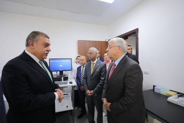 وزير التعليم العالي يستفسر عن تجهيزات مستشفى جامعة بورسعيد لاستقبال مصابي غزة