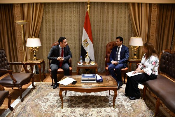 وزير الشباب والرياضة يلتقي السفير المصري الجديد في كوديفوار