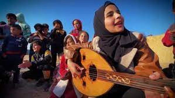 أطفال غزة يواجهون الأحداث الدامية بالغناء على ألحان العود
