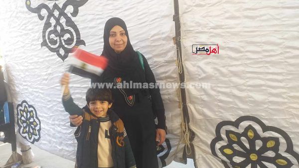 أطفال يصطحبون أمهاتهم وأجدادهم للجان الانتخابات بكفر الشيخ 