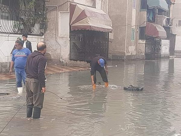 إصلاح خط المياه العمومى بمنطقة الصفا بحى الضواحى 