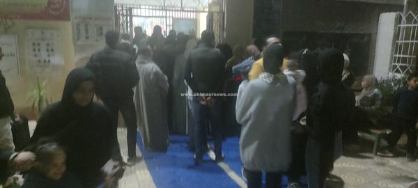 إقبال كبير من المواطنين قبل غلق لجان الانتخابات 