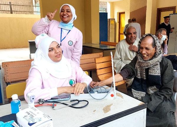  استمرار تقديم الخدمات الطبية للمواطنين في محيط وأمام مقار اللجان الانتخابية 