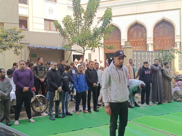 الاستعداد لتشييع جثمان شيخ توفي داخل مسجد بالمنوفية