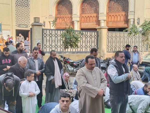 الاستعداد لتشييع جثمان شيخ توفي داخل مسجد بالمنوفية