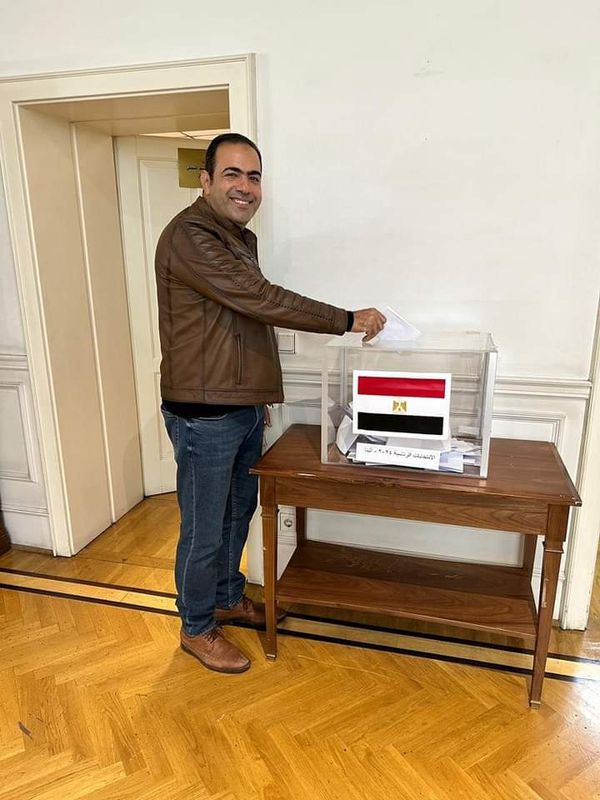 الدكتور محمود حسين الإدلاء بصوته في مقر السفارة المصرية في اليونان