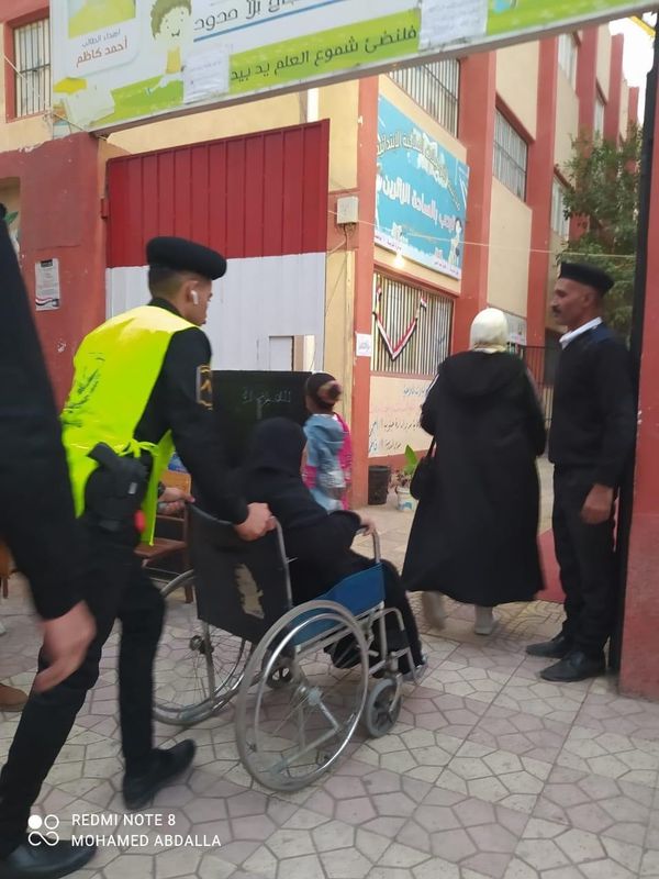 الشرطة تساعد كبار السن في الوصول الى اللجان الانتخابية ببورسعيد 