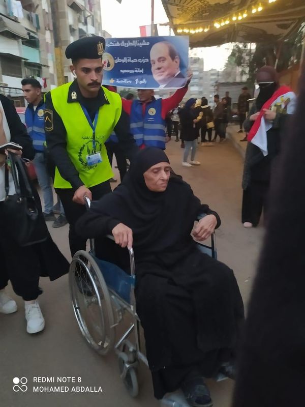 الشرطة تساعد كبار السن للوصول الي اللجان الانتخابية ببورسعيد 