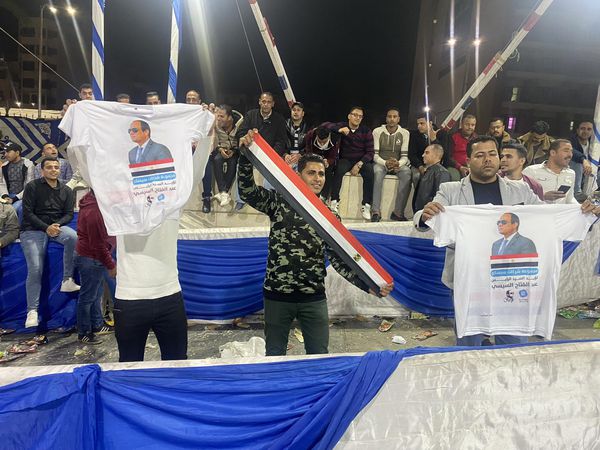 الناخبون يرفعون علم مصر  و تيشيرتات السيسي 