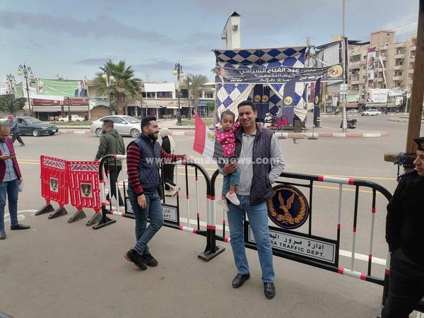 اهالي دمنهور يصطحبون ابنائهم خلال الإدلاء بأصواتهم 