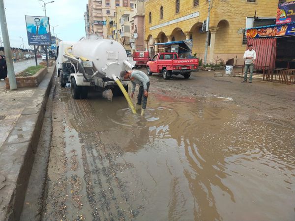 جانب من رفع مياه الأمطار من الشوارع 