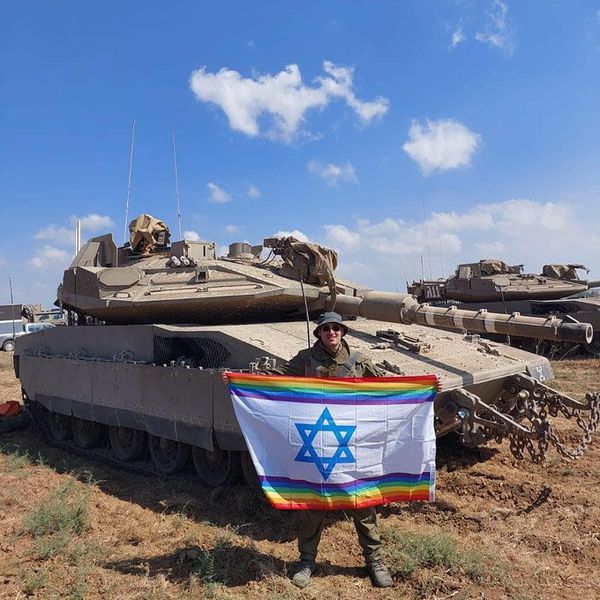جندي اسرائيلي يرفع علم الشواذ