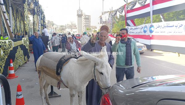 حضور مواطن للإدلاء بصوته الانتخابي 