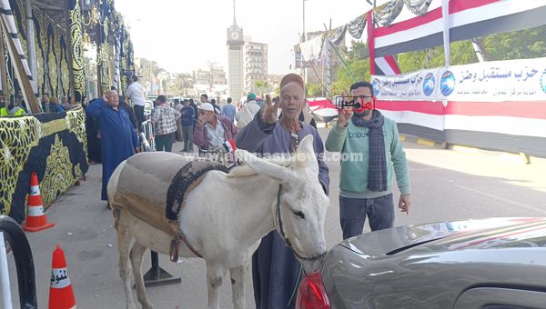 حضور مواطن للإدلاء بصوته الانتخابي 