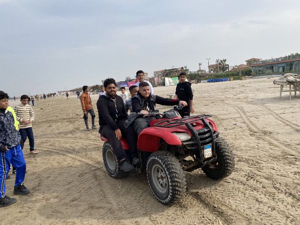 ركوب الالعاب على شاطىء بورسعيد 