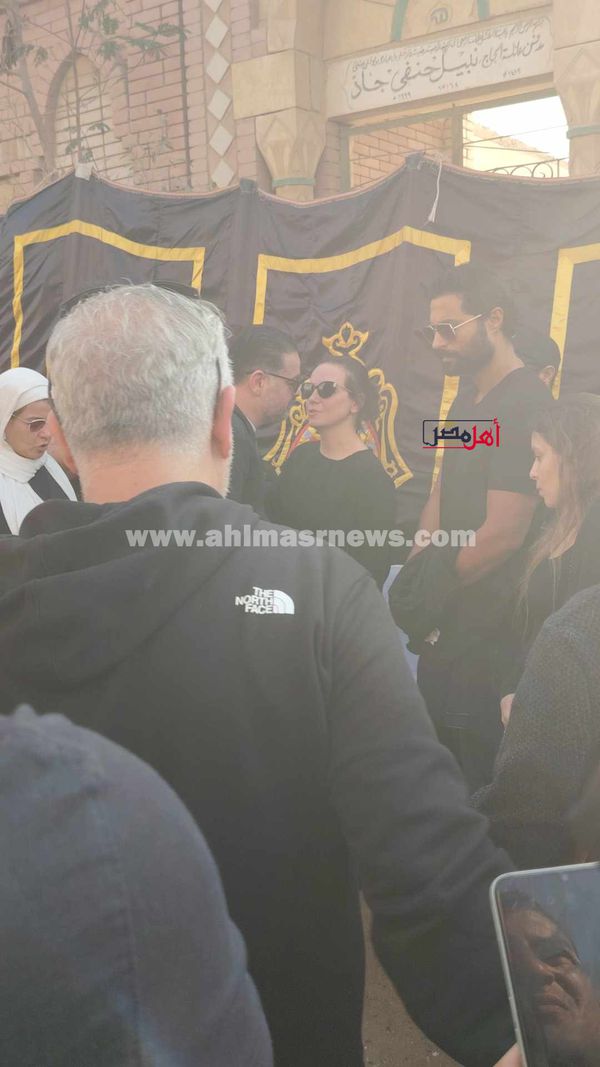 ريهام عبد الغفور في جنازة والدها