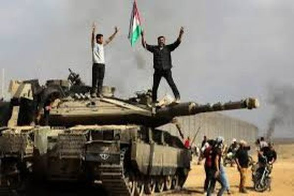 فلسطينيون على دبابة ميركافا