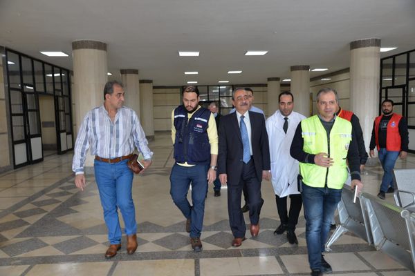 محافظ الإسماعيلية يتفقد مستشفى التل الكبير للاطمئنان على مصابي غزة