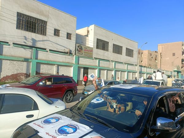 مسيرة حاشدة للأهالي بالسيارات ببنى سويف احتفالا  بفوز الرئيس السيسي 