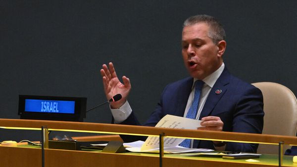 ممثل إسرائيل في الأمم المتحدة يرفع صورة السنوار ورقم هاتفه خلال الجلسة