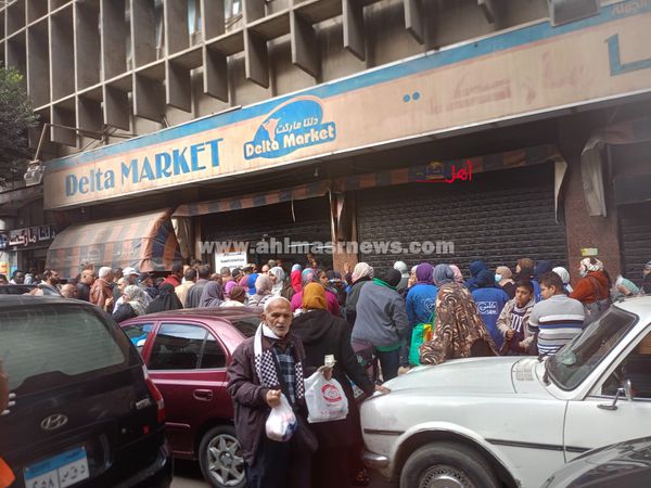 تزاحم المواطنين أمام جمعية لبيع السكر المدعم