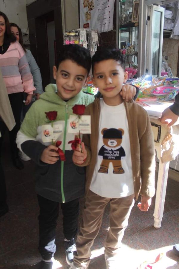 توزيع الورود والهدايا على الأطفال 