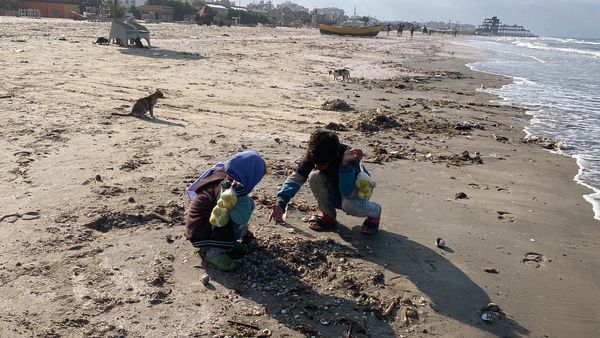 فرحة اطفال الشوارع باللعب علىً شاطىء بورسعيد 