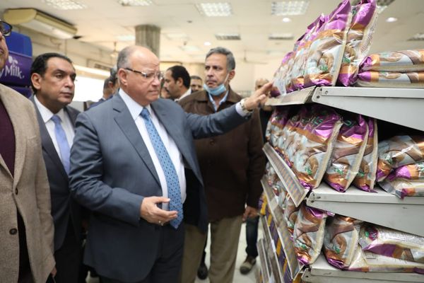 محافظ القاهرة يقوم بجولة تفقدية مفاجئة لعدد من منافذ البيع بالمنطقة الغربية 