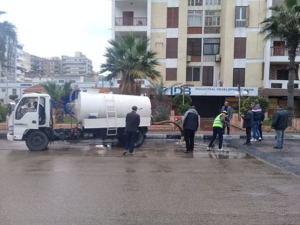 محافظ بورسعيد: انتشار سيارات شفط وكسح مياه الأمطار والأطقم الفنية فور سقوط الأمطار