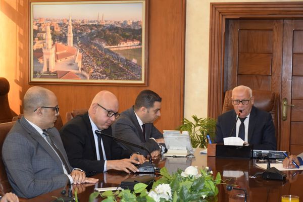 محافظ بورسعيد يستقبل وفدا من وزارة الصناعة لبحث سبل التعاون المشترك
