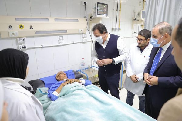 وزير الصحة خلال تفقده المستشفى