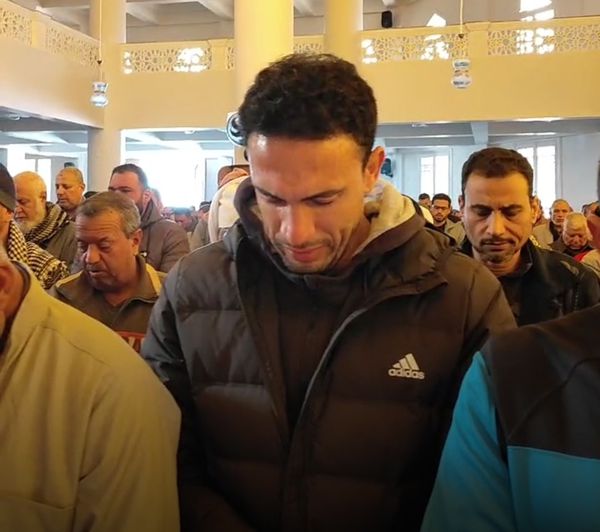 إنهيار اللاعب محمد ناجي جدو أثناء تشييع جنازة والدته