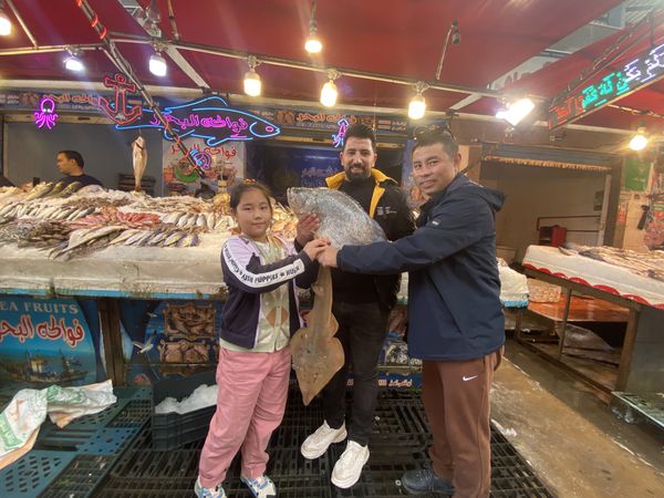الصينيون يشتروا الاسماك من بازار بورسعيد الجديد 