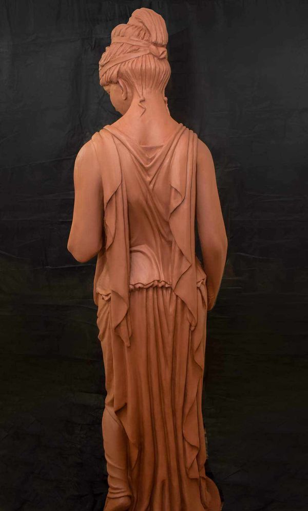 تمثال المرأة الرومانية 
