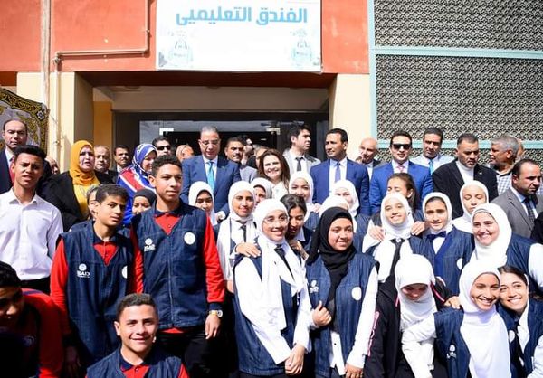 زيارة وزير الهجرة لطلاب المدارس الفندقية بالفيوم