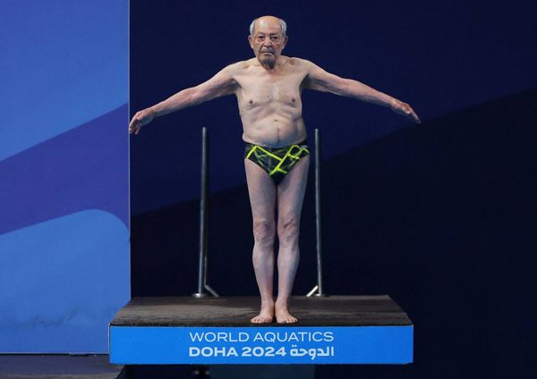 عجوز يشارك في بطولة العالم للألعاب المائية