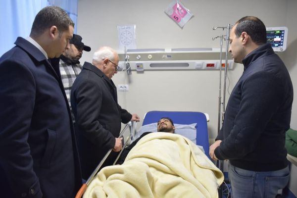 محافظ بورسعيد يزور مصابي حريق مول تجاري أثناء تلقيهم العلاج بمجمع الشفاء 