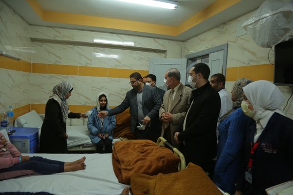 محافظ كفر الشيخ يطمئن على أطفال غزة بمستشفى العبور 