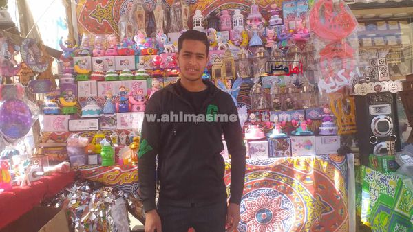 محمد، طالب سياحة وفنادق يبيع الفوانيس 