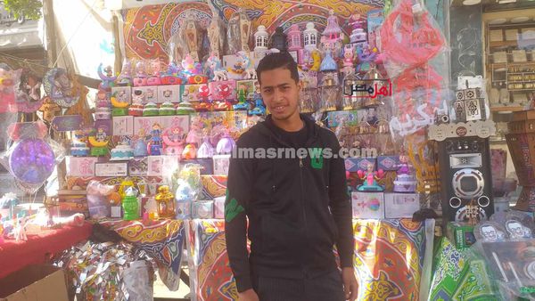 محمد، طالب سياحة وفنادق يبيع الفوانيس 
